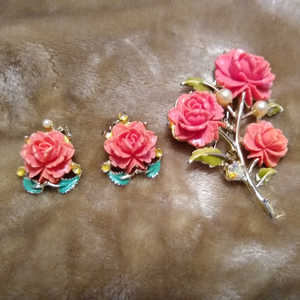 Vintage rose and faux pearl brooch and clip on earrings